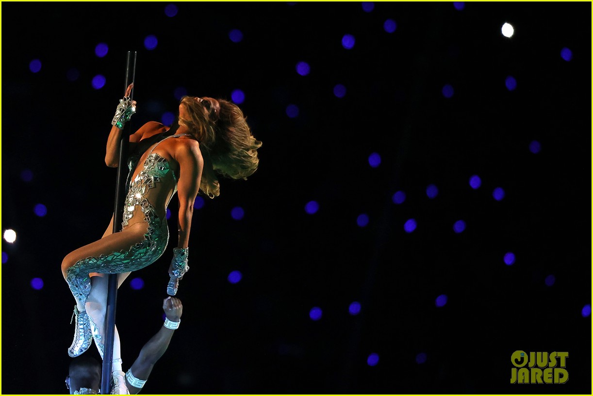 Jennifer Lopez's Pole Dance at Super Bowl 2020 Was the Moment of the Night!