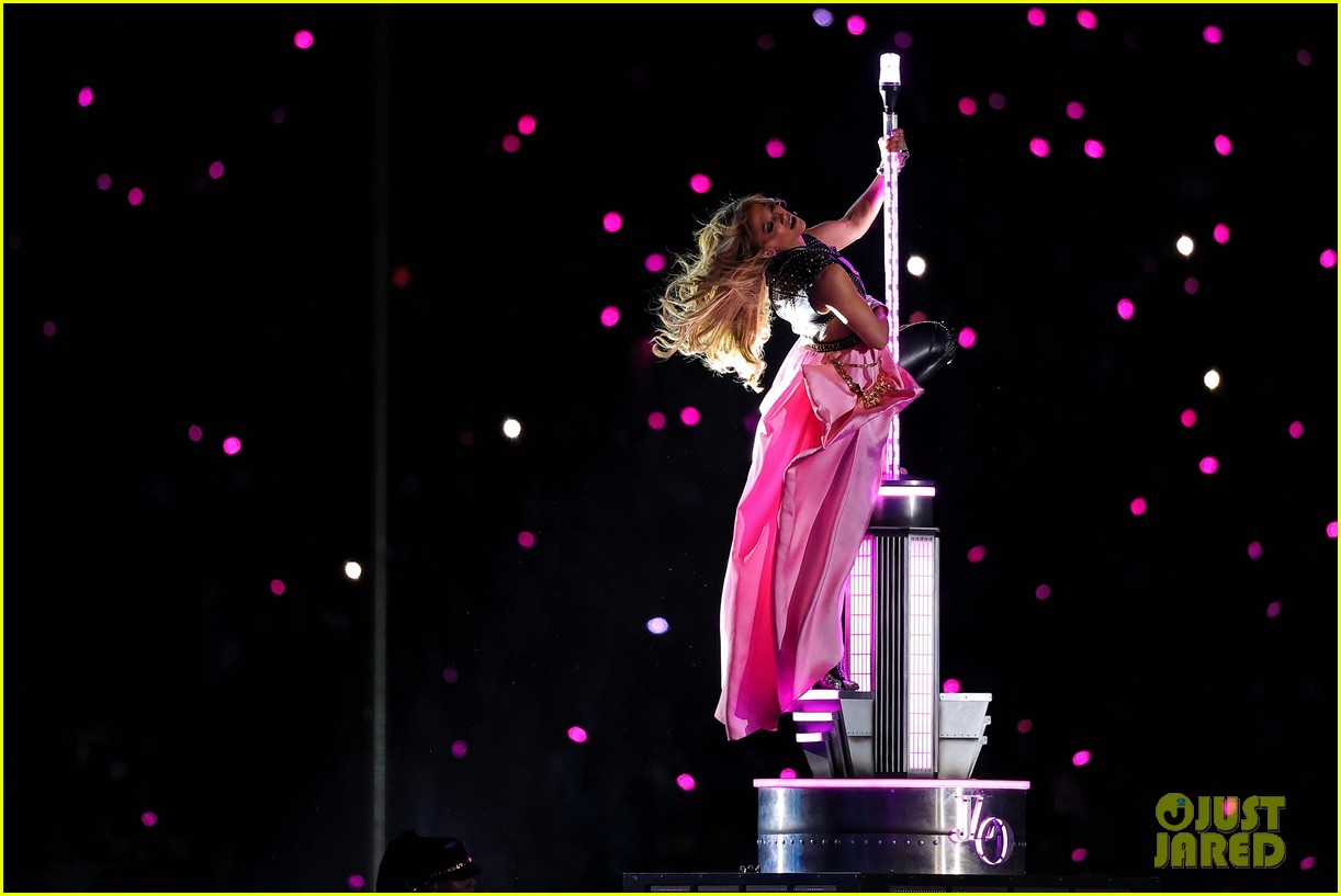 Jennifer Lopez's Pole Dance at Super Bowl 2020 Was the Moment of the Night!