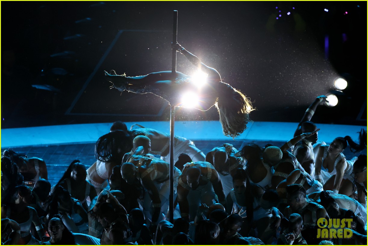 Jennifer Lopez's Pole Dance at Super Bowl 2020 Was the Moment of the Night!