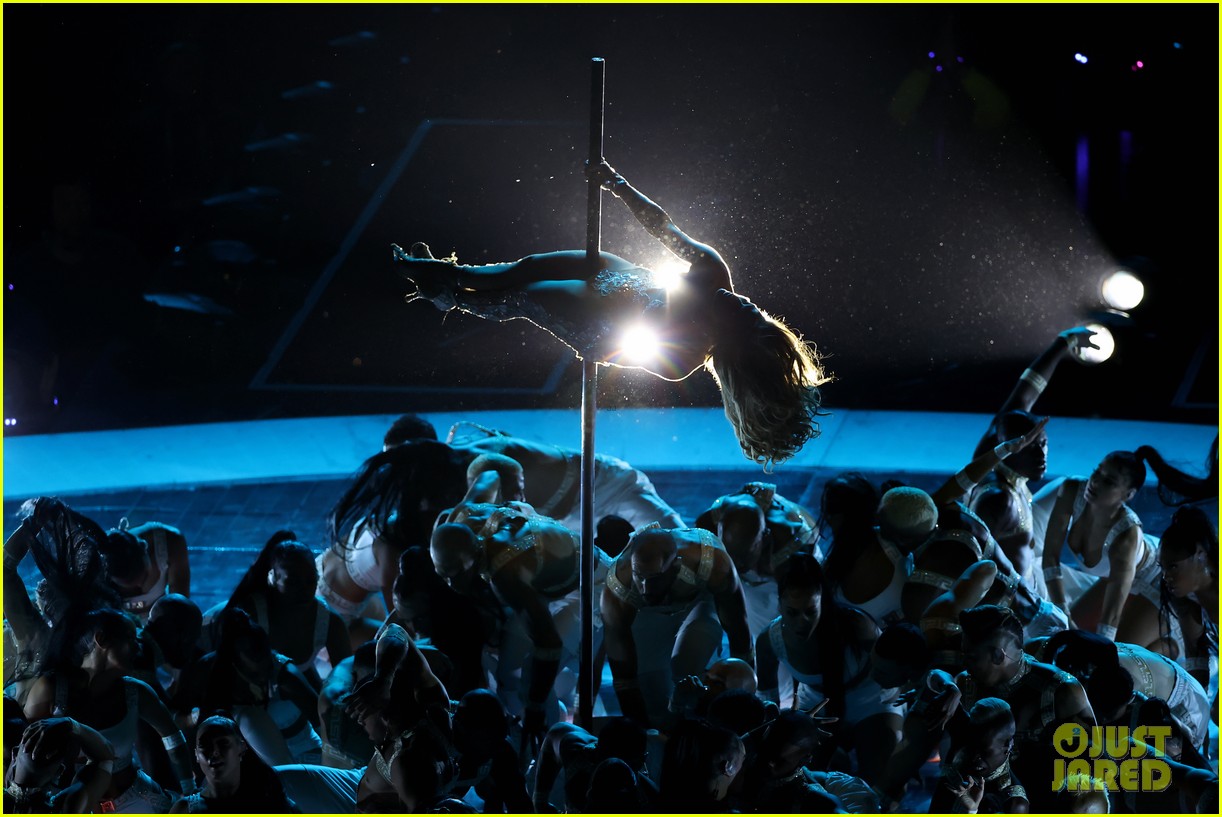 Jennifer Lopez's Pole Dance at Super Bowl 2020 Was the Moment of the Night!