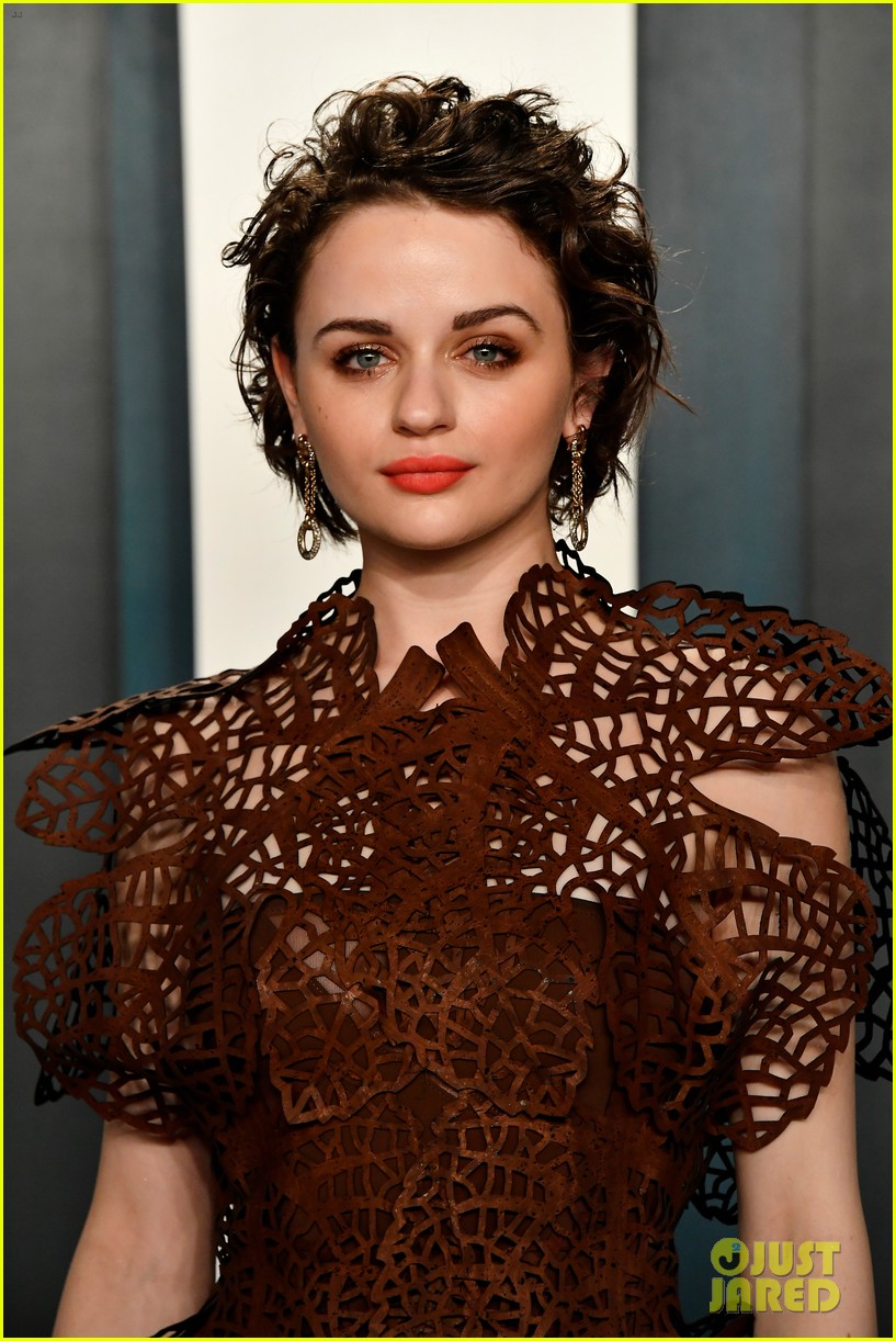 Joey King & Hunter King Are Stunning Sisters at Vanity Fair Oscar Party 2020!