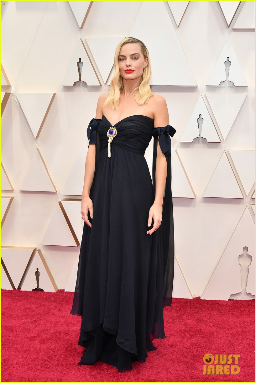 Timothee Chalamet Hilarously Photobombed Margot Robbie on Oscars 2020 Red Carpet!