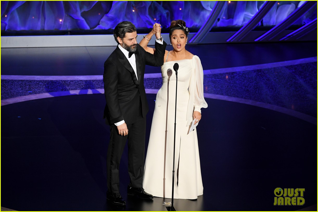 Salma Hayek Holds an 'Oscar' for First Time on Stage at Oscars 2020!