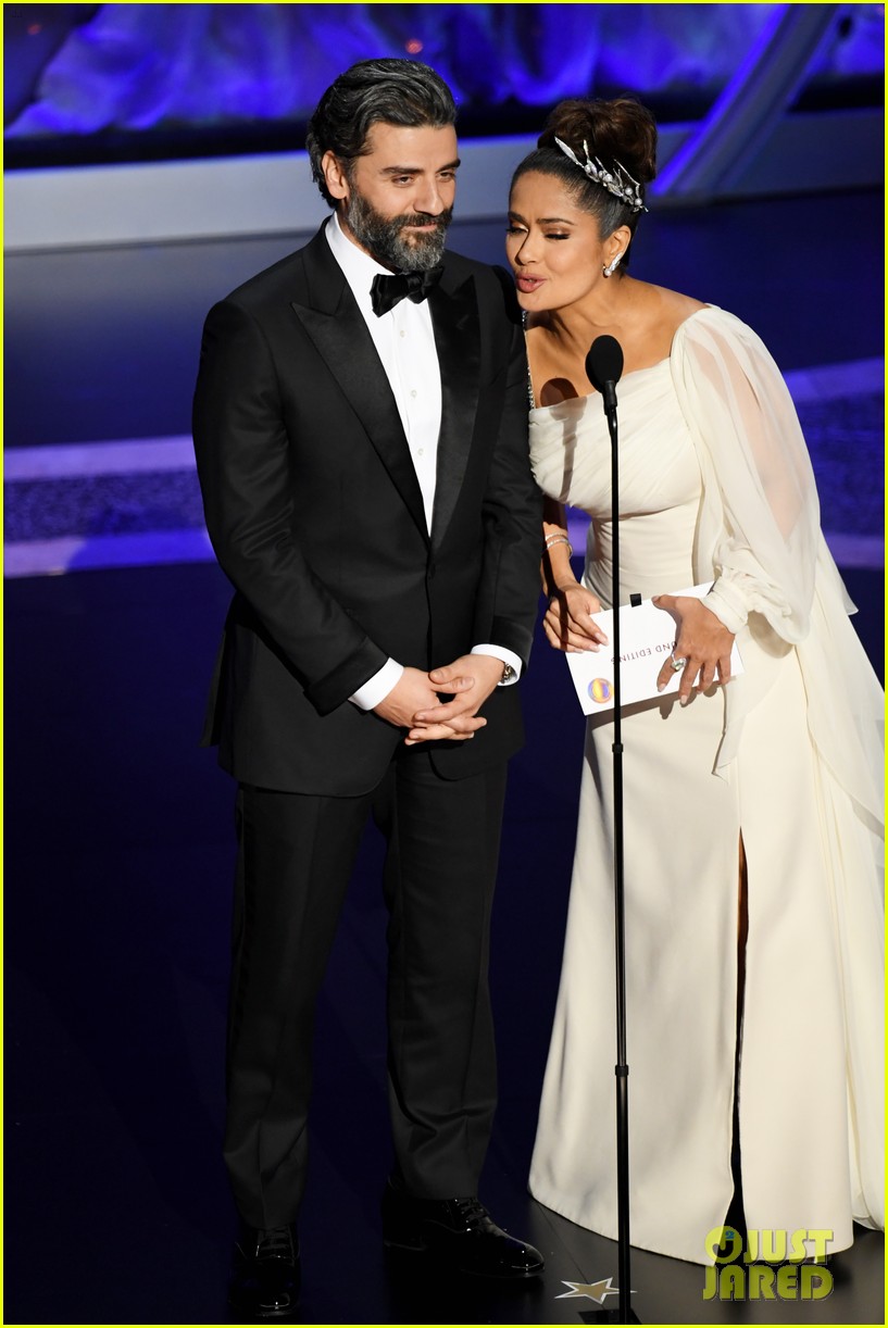 Salma Hayek Holds an 'Oscar' for First Time on Stage at Oscars 2020!