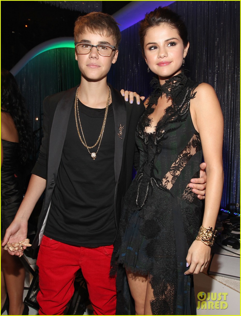 Selena Gomez Likes & Then Unlikes 2 Photos of Justin Bieber