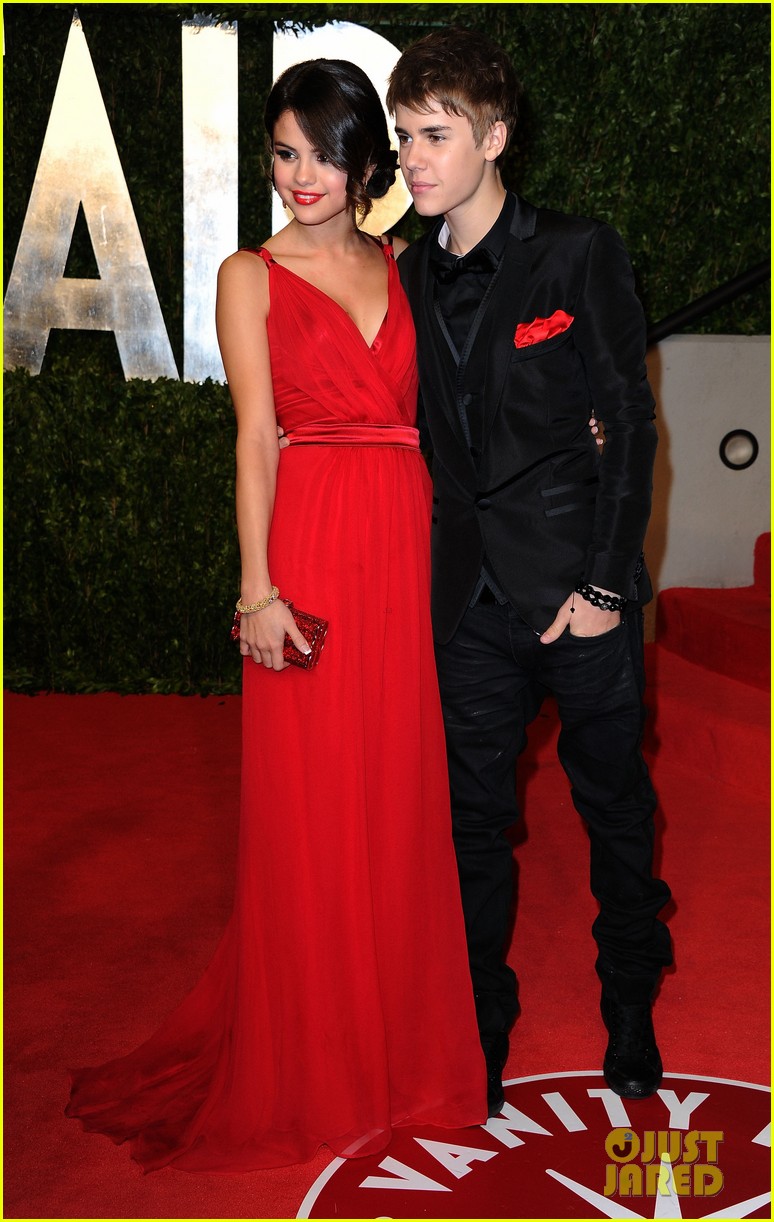 Selena Gomez Likes & Then Unlikes 2 Photos of Justin Bieber