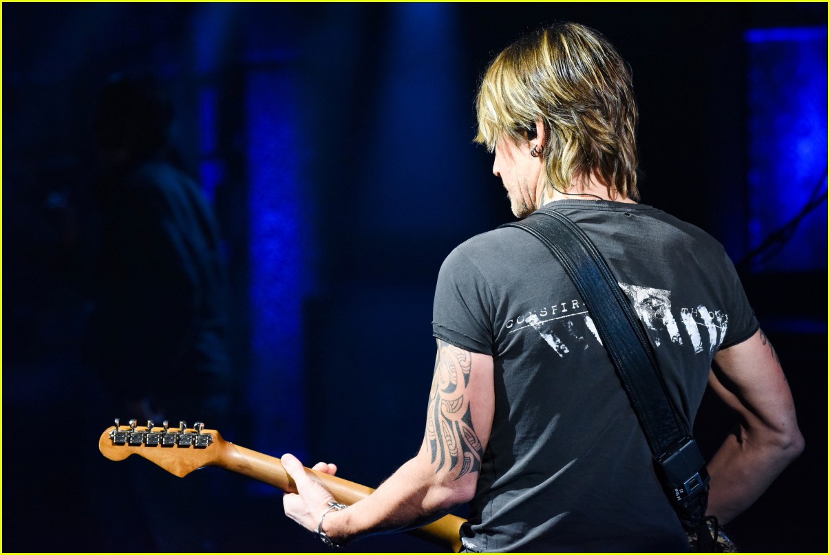 Keith Urban Reveals the First Concert He & Nicole Kidman Took Their Daughters To!
