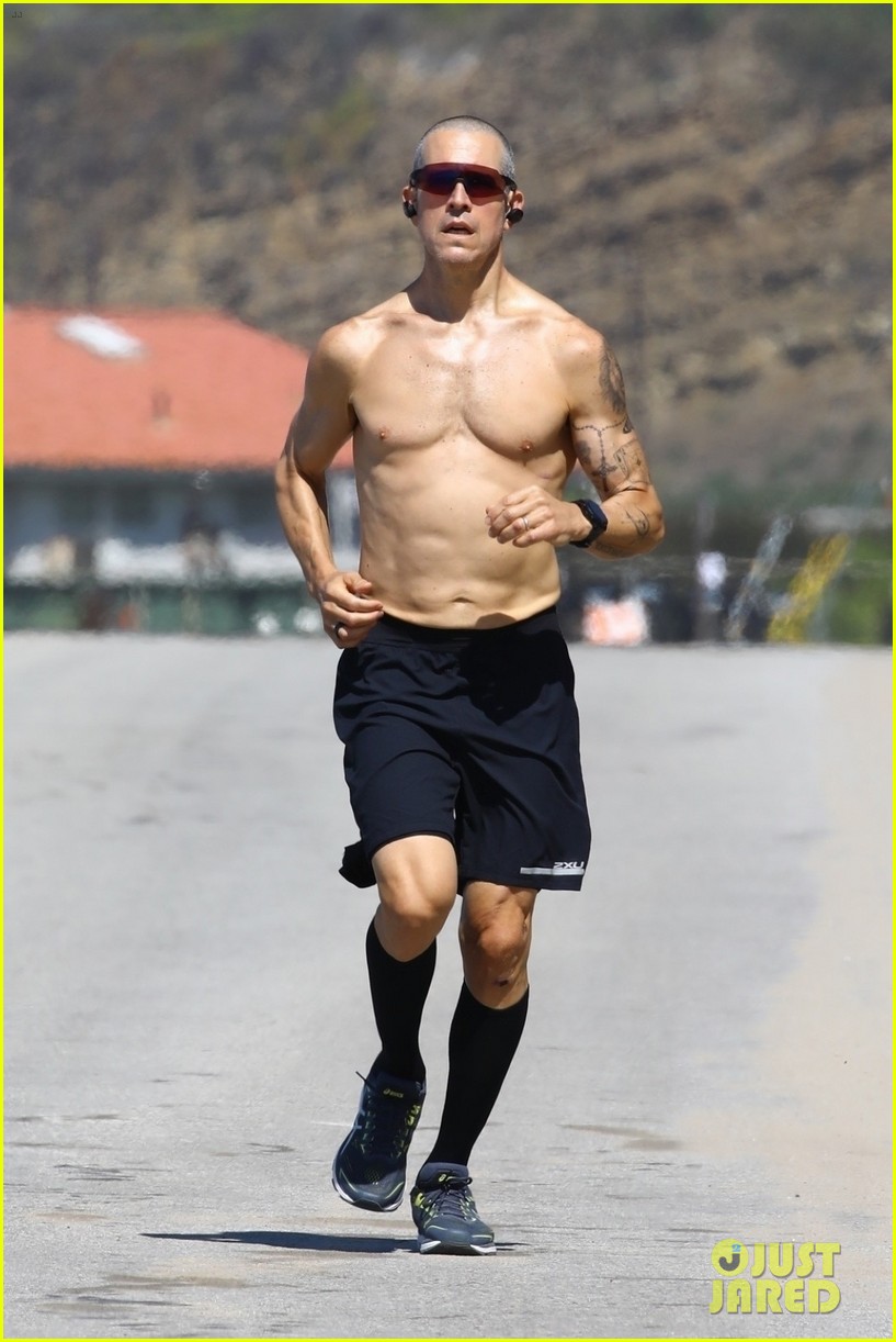 Reese Witherspoon's Husband Jim Toth Bares Ripped Body on a Shirtless Run!