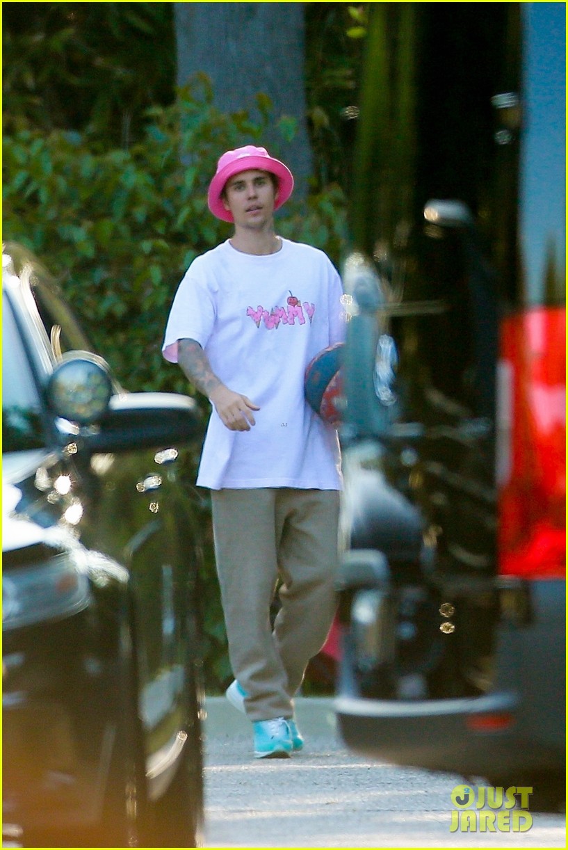 Justin Bieber Continues His Basketball Games in Quarantine While Hailey Gets to Business