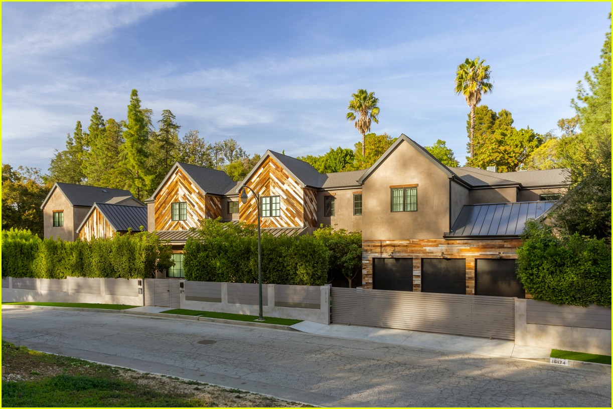Kelly Clarkson Is Selling Her $10 Million California Mansion - Look Inside Now!