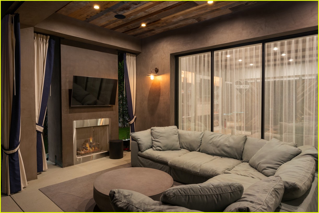 Kelly Clarkson Is Selling Her $10 Million California Mansion - Look Inside Now!