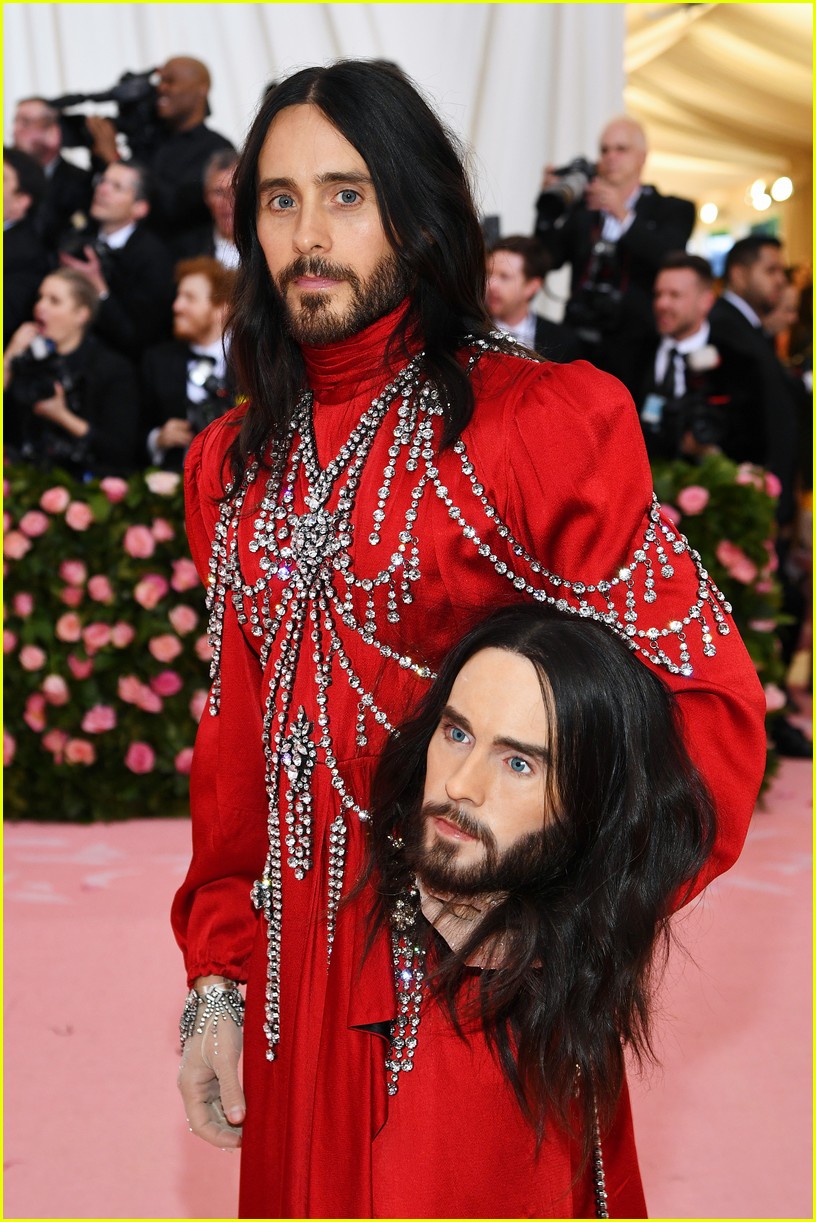 Mindy Kaling Recreates Jared Leto's Two-Headed Met Gala Look With a Tarp, Lights, & Packing Tape