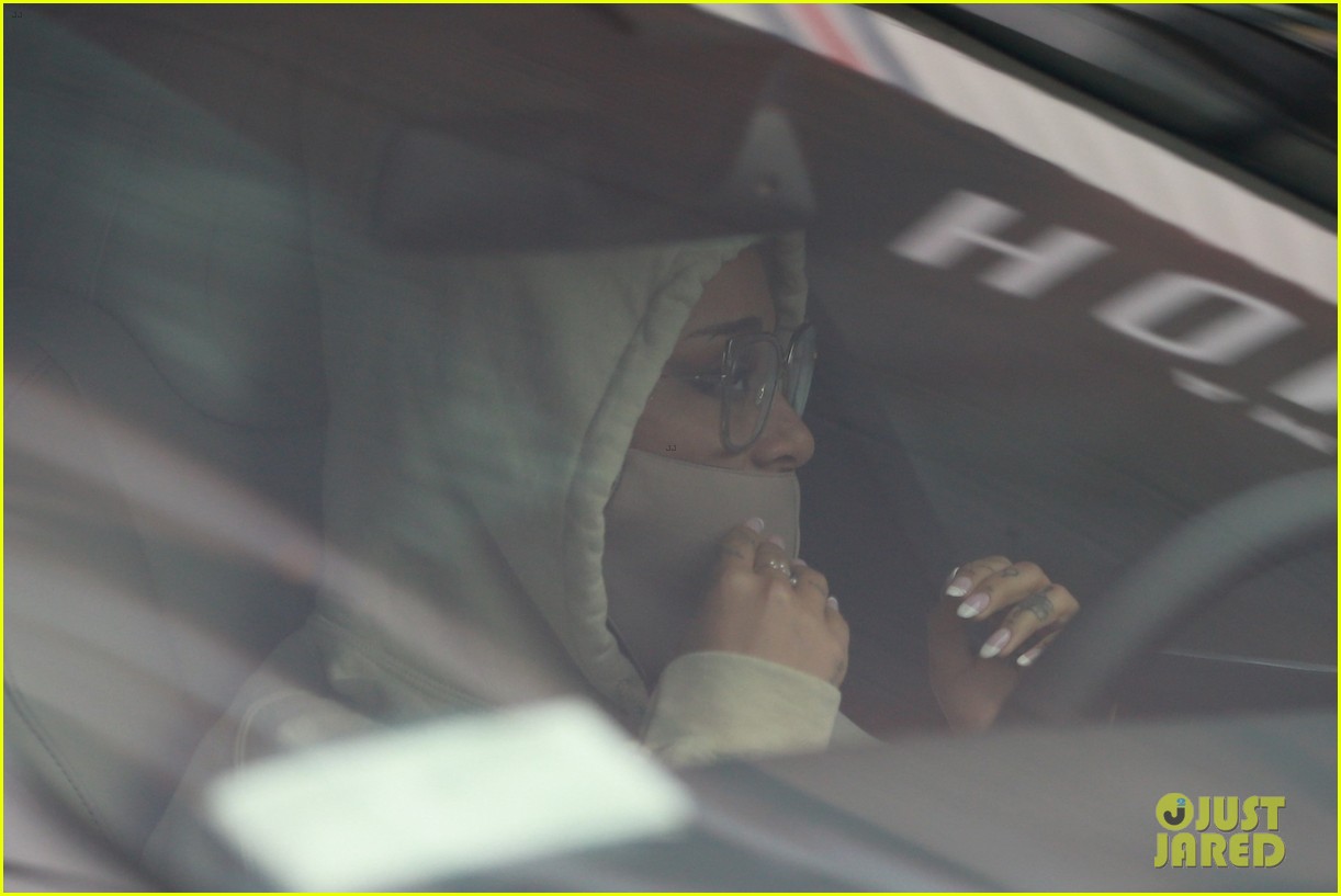 Ariana Grande Matches Her Face Mask to Her Outfit at the Gym