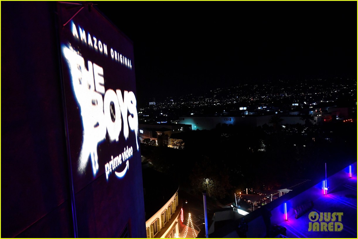 Jack Quaid & Girlfriend Lizzy McGroder Cuddle Up at 'The Boys' Season 2 Drive-In Premiere!