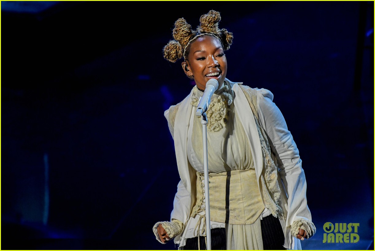 Brandy Performs Medley of New Songs at Billboard Music Awards 2020 - Watch!
