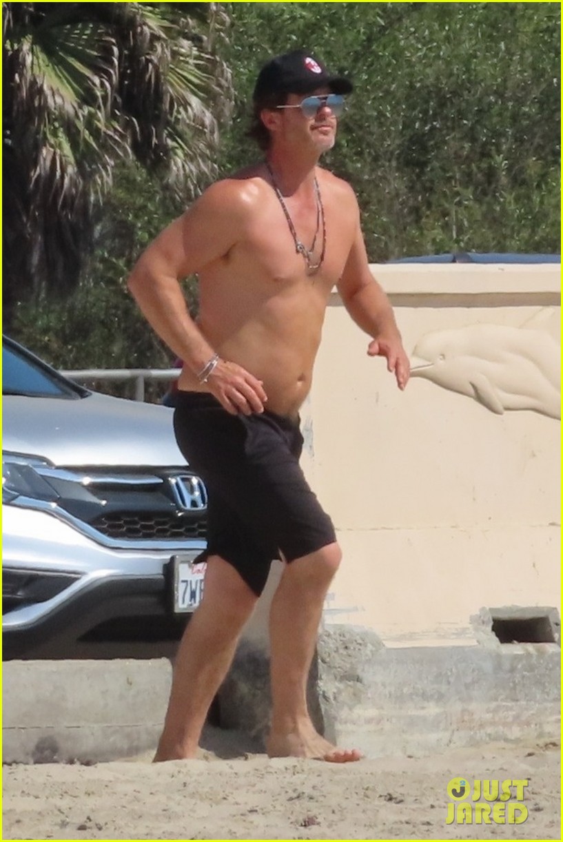 Robin Thicke Goes Shirtless While Soaking Up the Sun at the Beach!