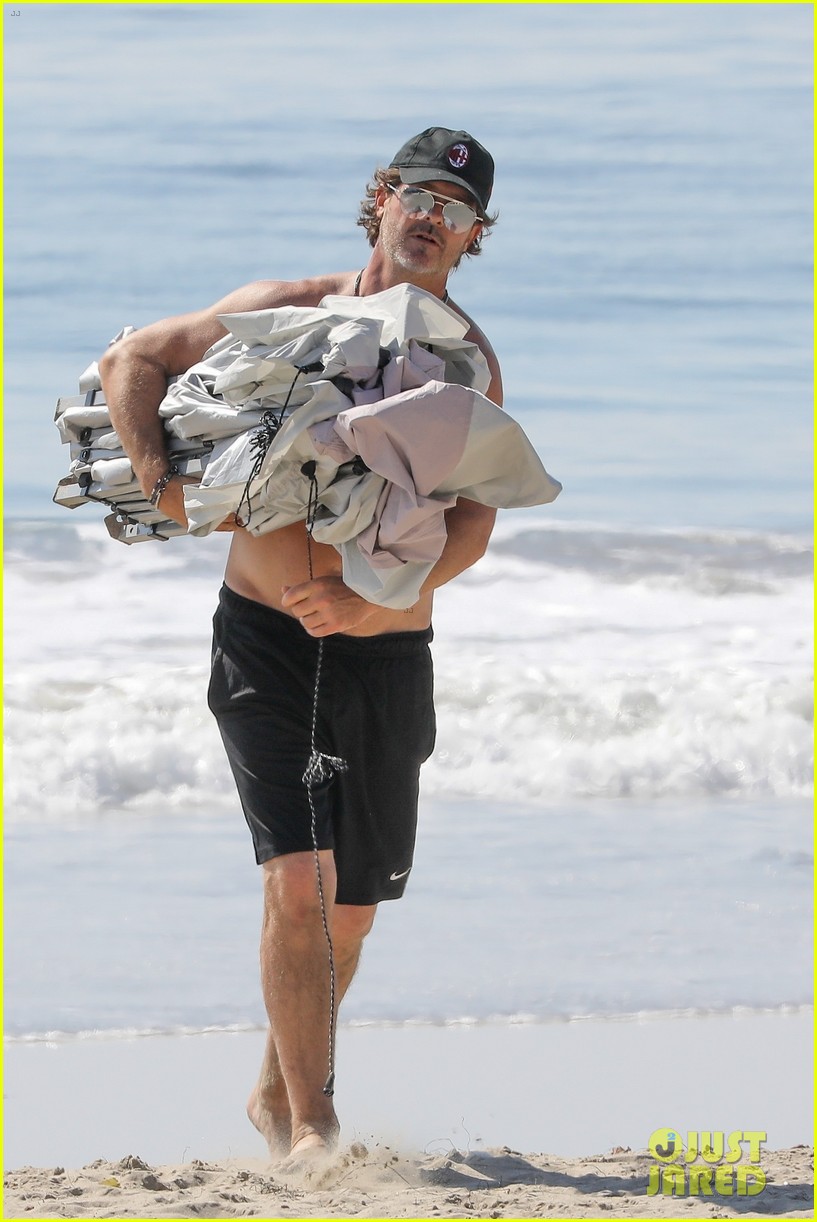 Robin Thicke Goes Shirtless While Soaking Up the Sun at the Beach!