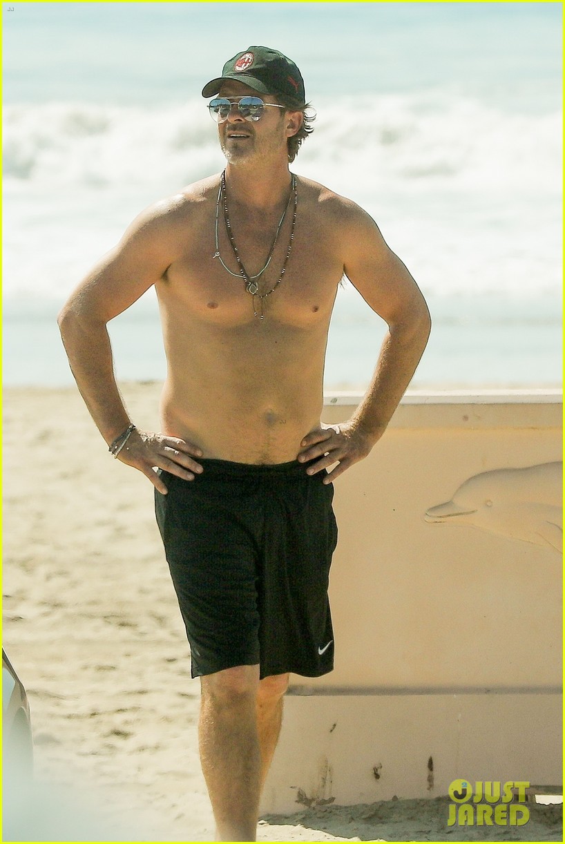 Robin Thicke Goes Shirtless While Soaking Up the Sun at the Beach!