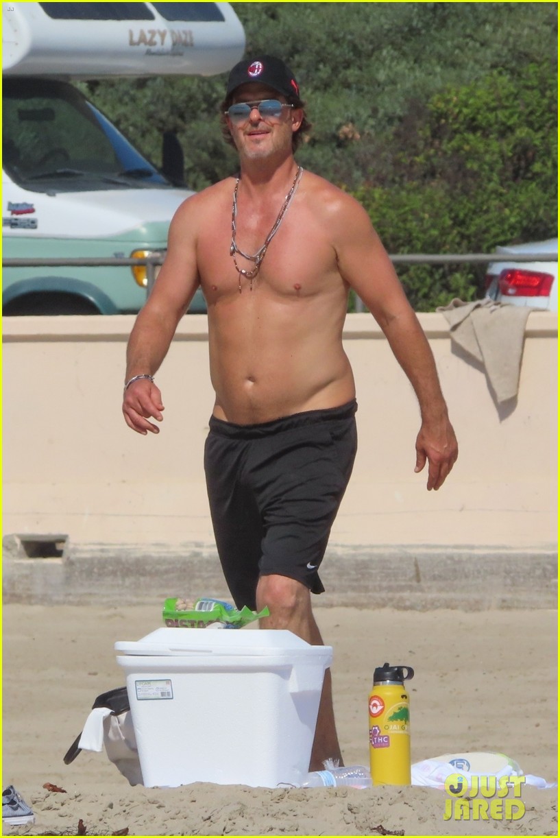 Robin Thicke Goes Shirtless While Soaking Up the Sun at the Beach!