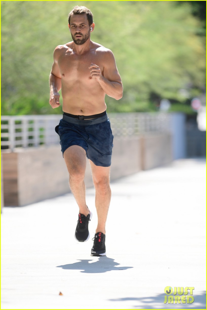 The Bachelor's Nick Viall Goes Shirtless for Run in Los Angeles!