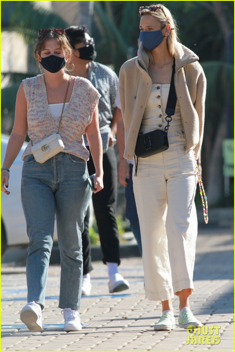 Cody Simpson Spotted on Date with Mystery Girl - See the PDA Photos!