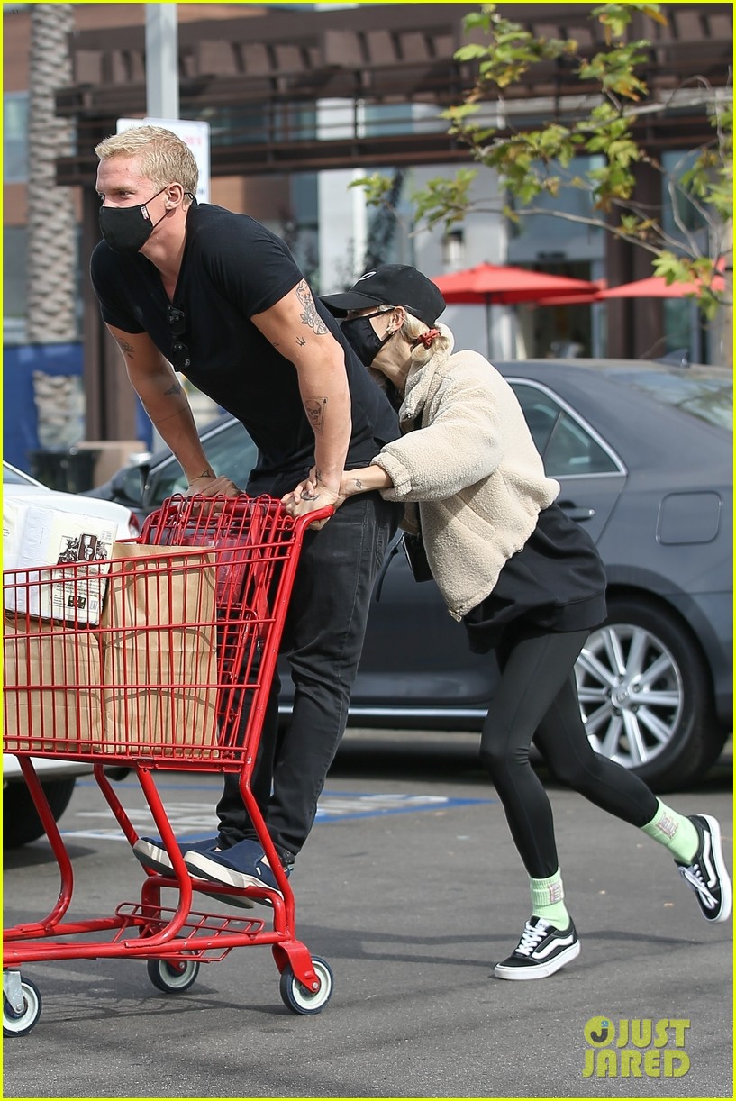 Cody Simpson Spotted on Date with Mystery Girl - See the PDA Photos!