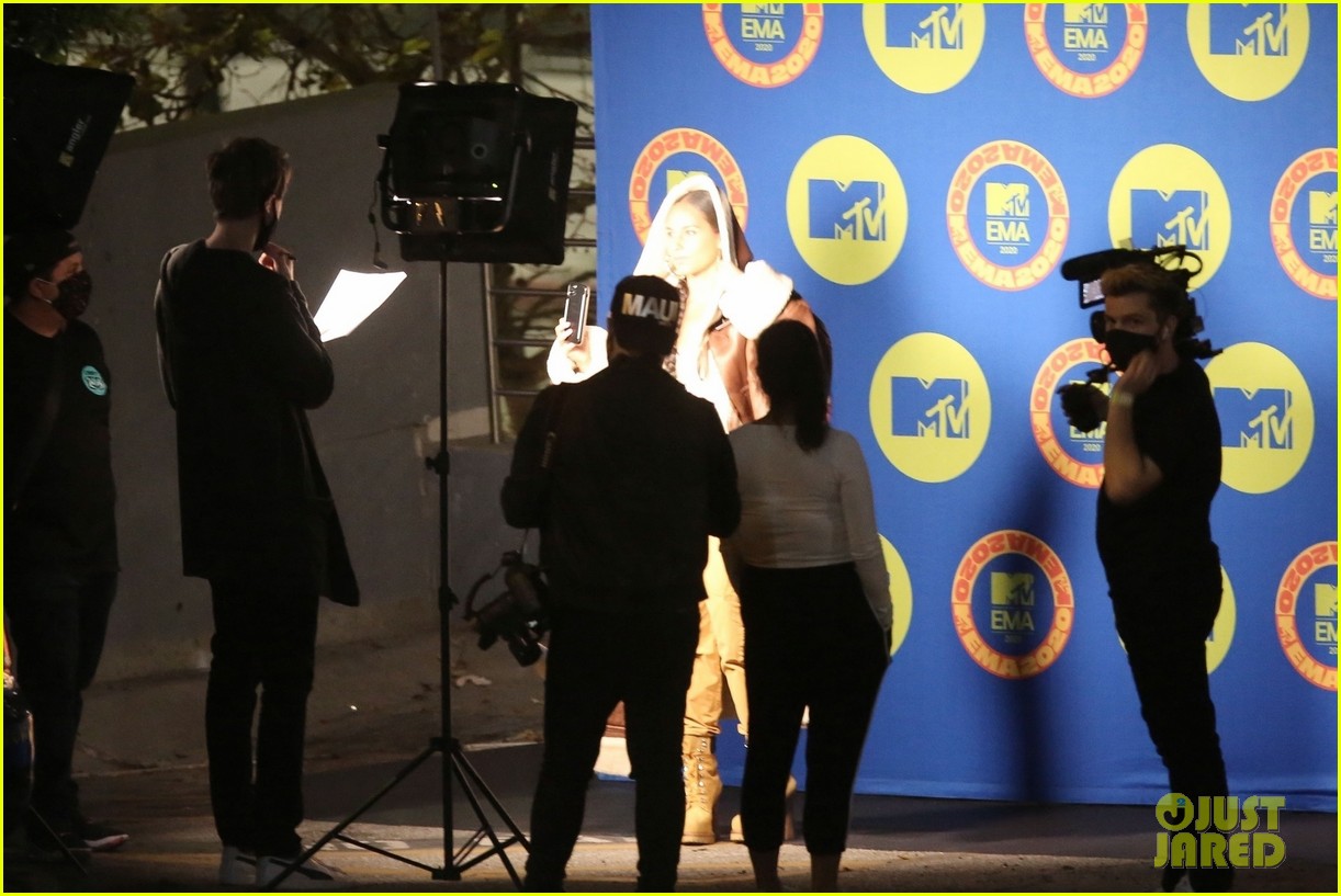 Alicia Keys Wears Full Face Mask While Pre-Taping Her MTV EMAs Performance