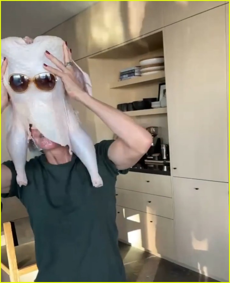 Courteney Cox Reveals Exactly How She Safely Put a Raw Turkey on Her Head for 'Friends' Gag