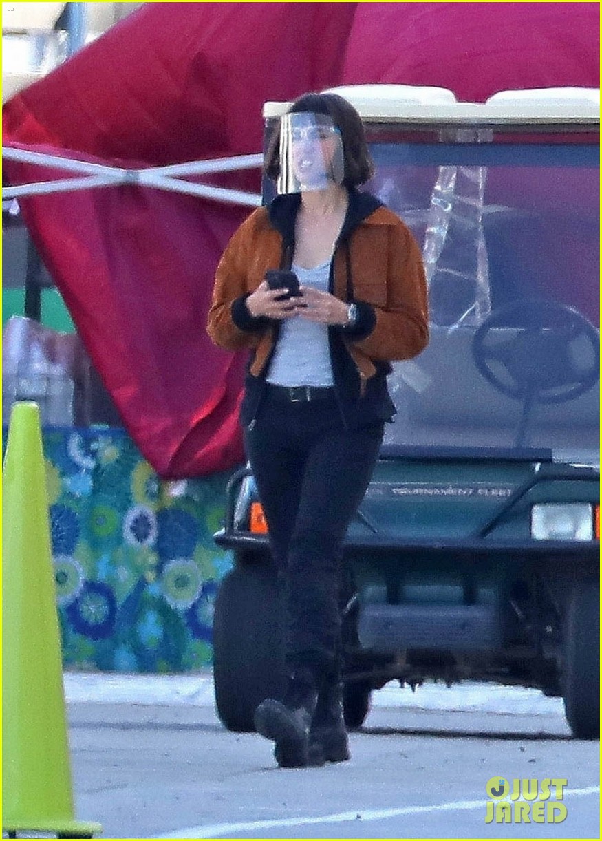 Ana de Armas & Ryan Gosling Stay Safe on Set of New Movie 'The Gray Man'