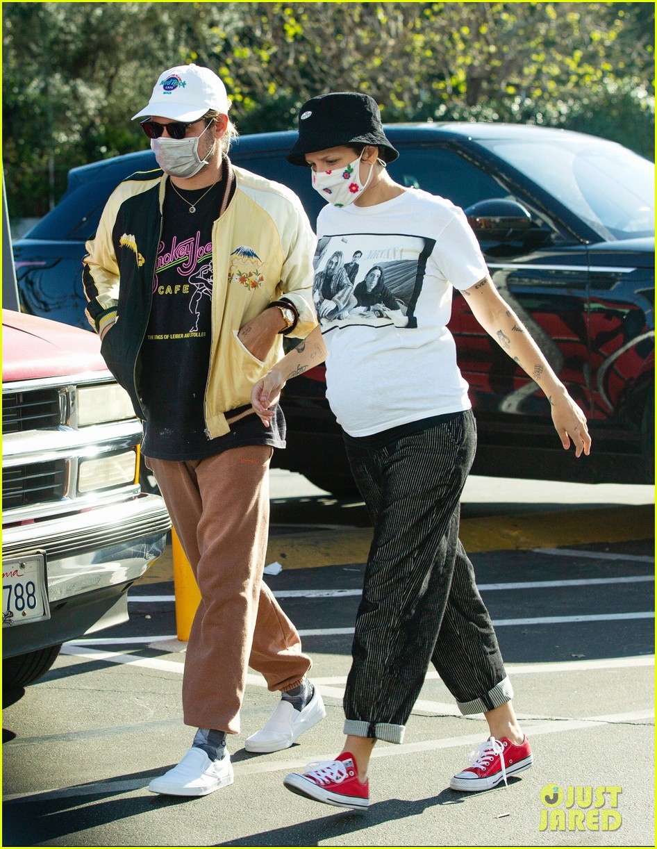 Halsey Covers Baby Bump in White T-Shirt While Out with Boyfriend Alev Aydin