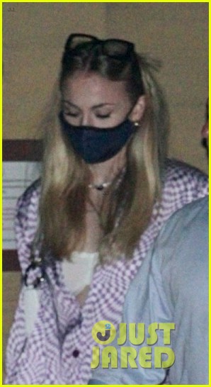 Joe Jonas & Wife Sophie Turner Enjoy Dinner With Friends in Malibu