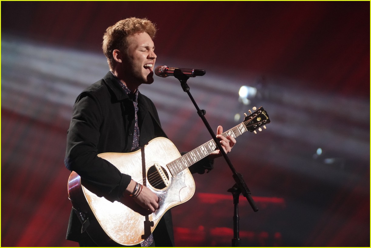 Hunter Metts Breaks Down on 'American Idol' After Forgetting the Words - See the Judges' Reaction