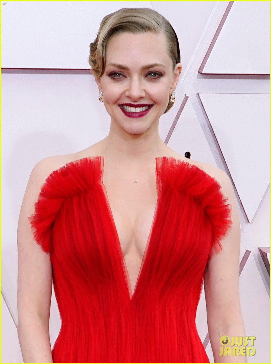 Amanda Seyfried Wears a Ravishing Red Gown to Oscars 2021