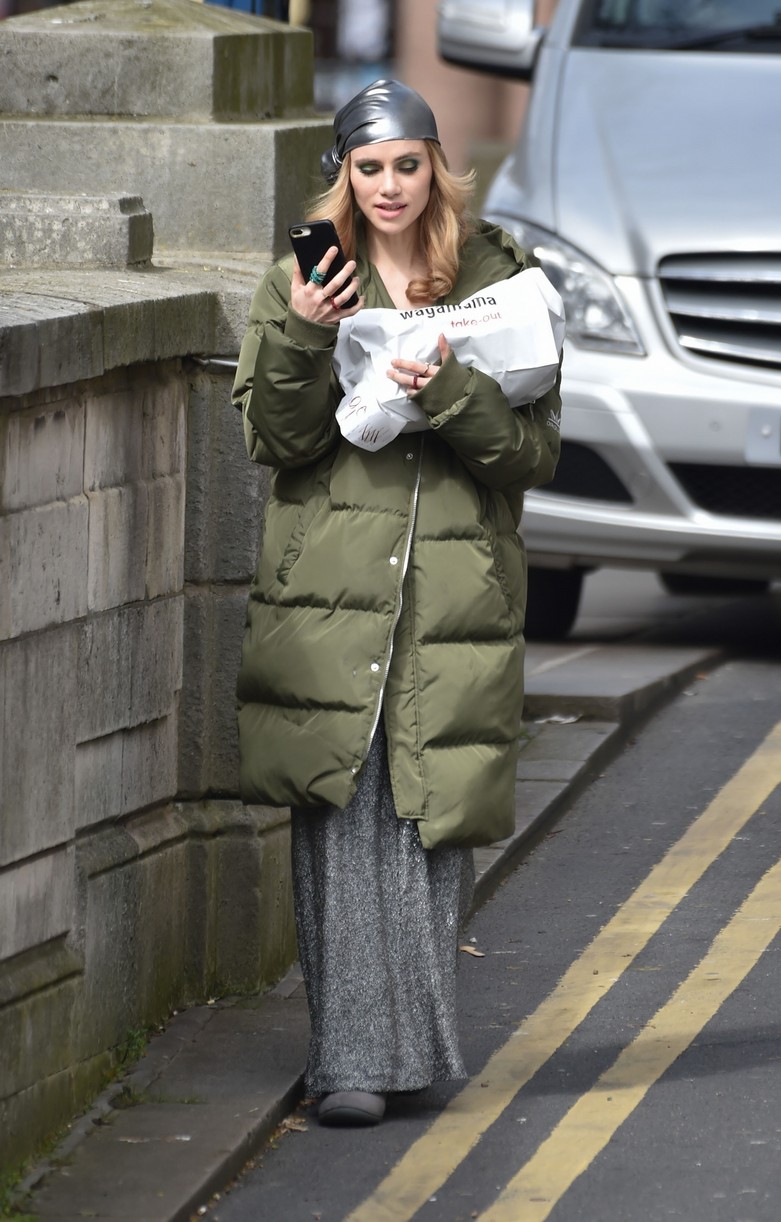 Suki Waterhouse Gets To Work On New TV Series 'Daisy Jones & The Six'