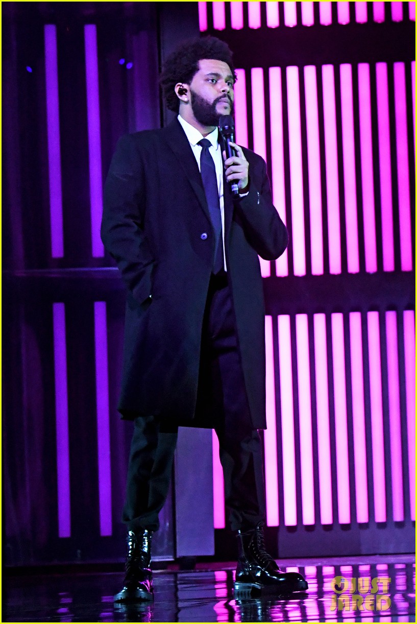 Ariana Grande Wears Wedding Ring While Performing with The Weeknd at iHeartRadio Music Awards 2021!
