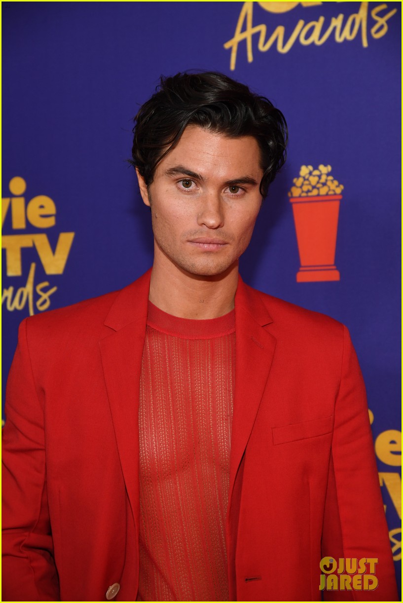 'Outer Banks' Co-Stars & Real Life Couple Chase Stokes & Madelyn Cline Share Steamy Kiss at MTV Awards 2021 - Watch!