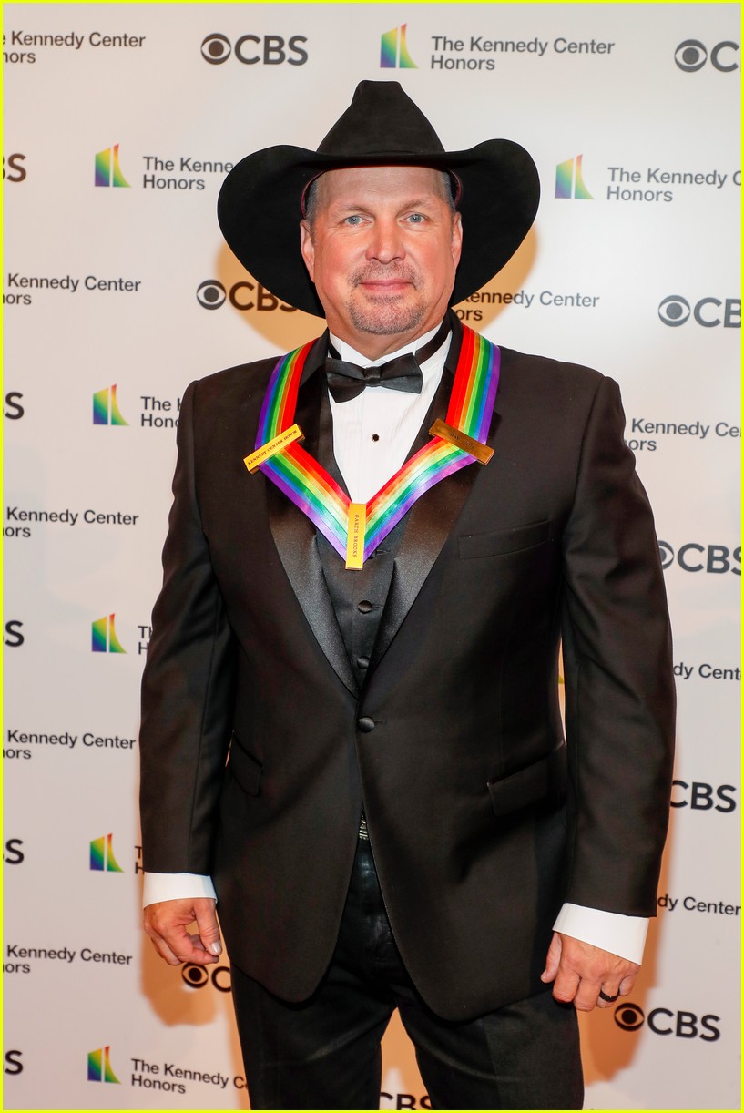 Kelly Clarkson Covers Garth Brooks' 'The Dance' While Honoring Him at Kennedy Center Honors 2021 (Video)