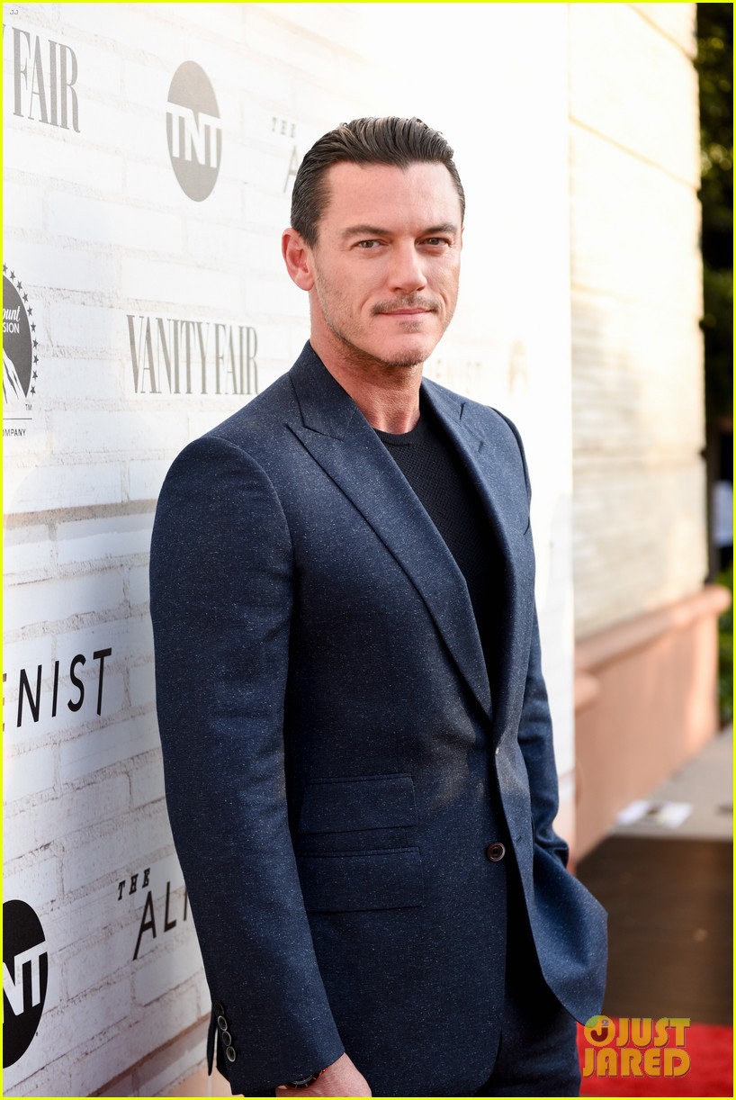 Luke Evans Flaunts His 'Gains & Veins' in New Shirtless Gym Photo!