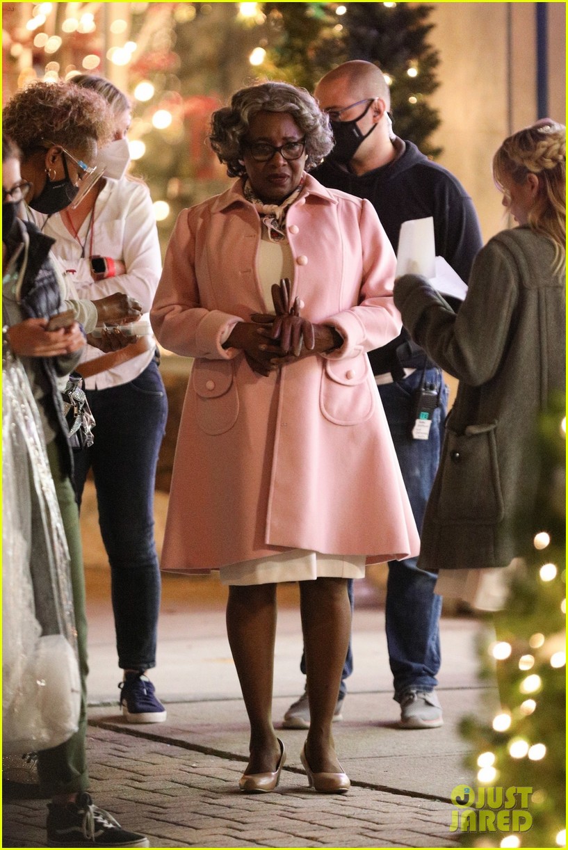 Emma Roberts & Thomas Mann Get all Dressed Up for a Horse & Carriage Ride for 'About Fate' Filming!