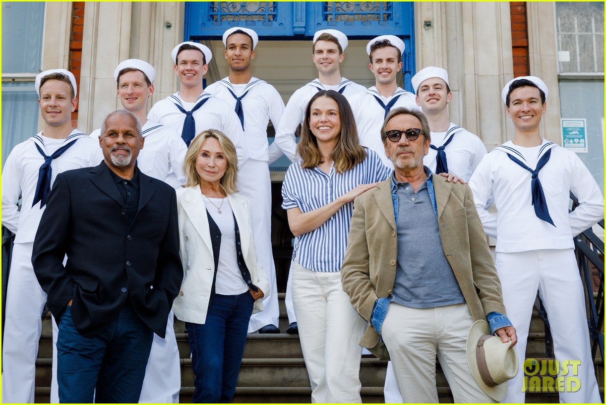 Sutton Foster Has Some Fun With A Bunch of Sailors During 'Anything Goes' Photo Call
