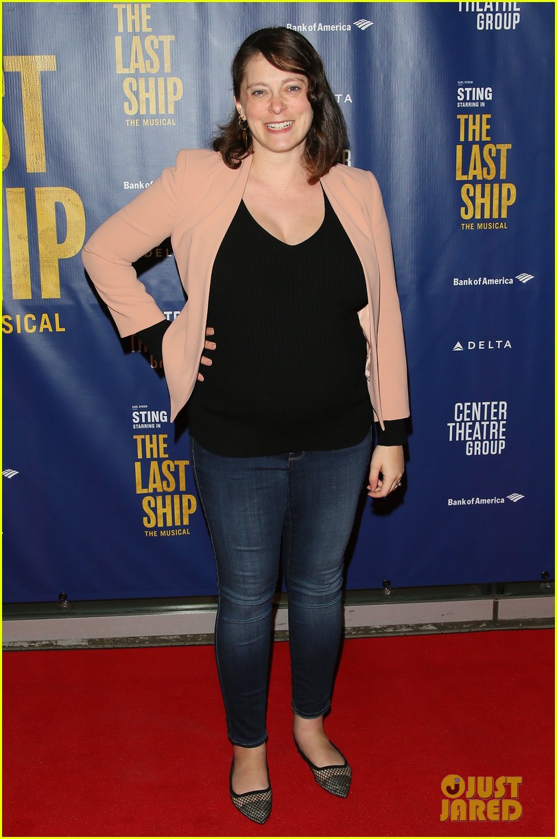Rachel Bloom Shares Post-Surgery Selfie After Undergoing Breast Reduction Surgery