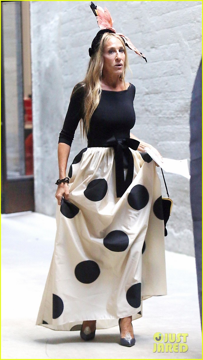 Sarah Jessica Parker & Chris Noth Reunite on the Set of 'And Just Like That'