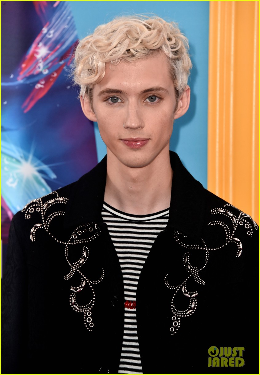 Troye Sivan Reveals How Often He Bathes, Details His Hygiene Schedule