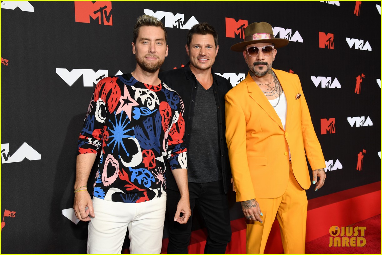Former Boy Band Members AJ McLean, Nick Lachey & Lance Bass Unite at MTV VMAs!