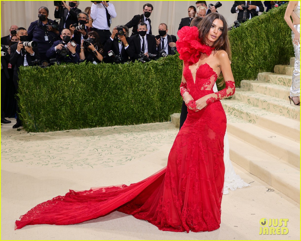 Emily Ratajkowski Wears a Stunning Vera Wang Dress to Met Gala 2021