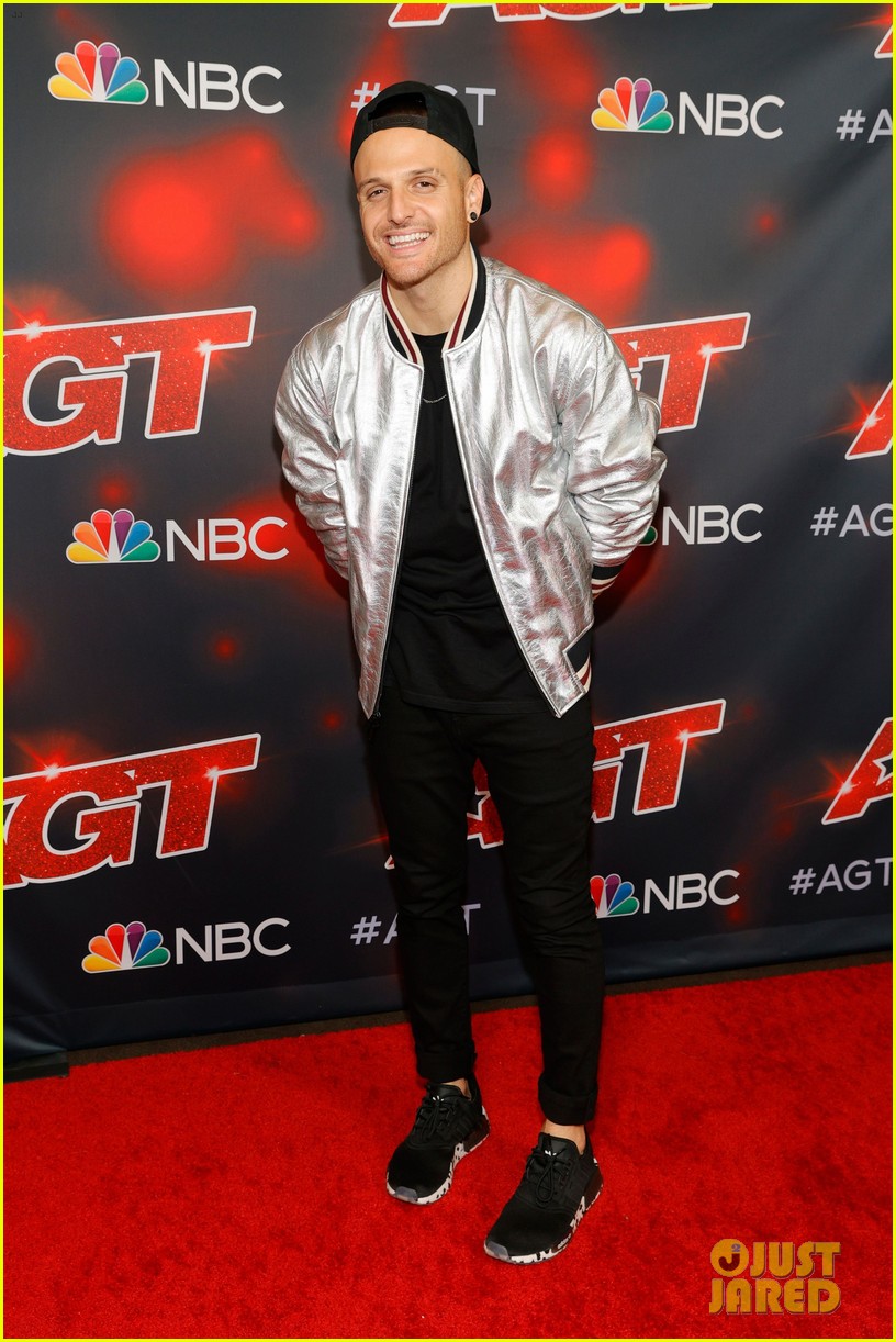 Idina Menzel Hits AGT Finale Red Carpet After Powerhouse Performance