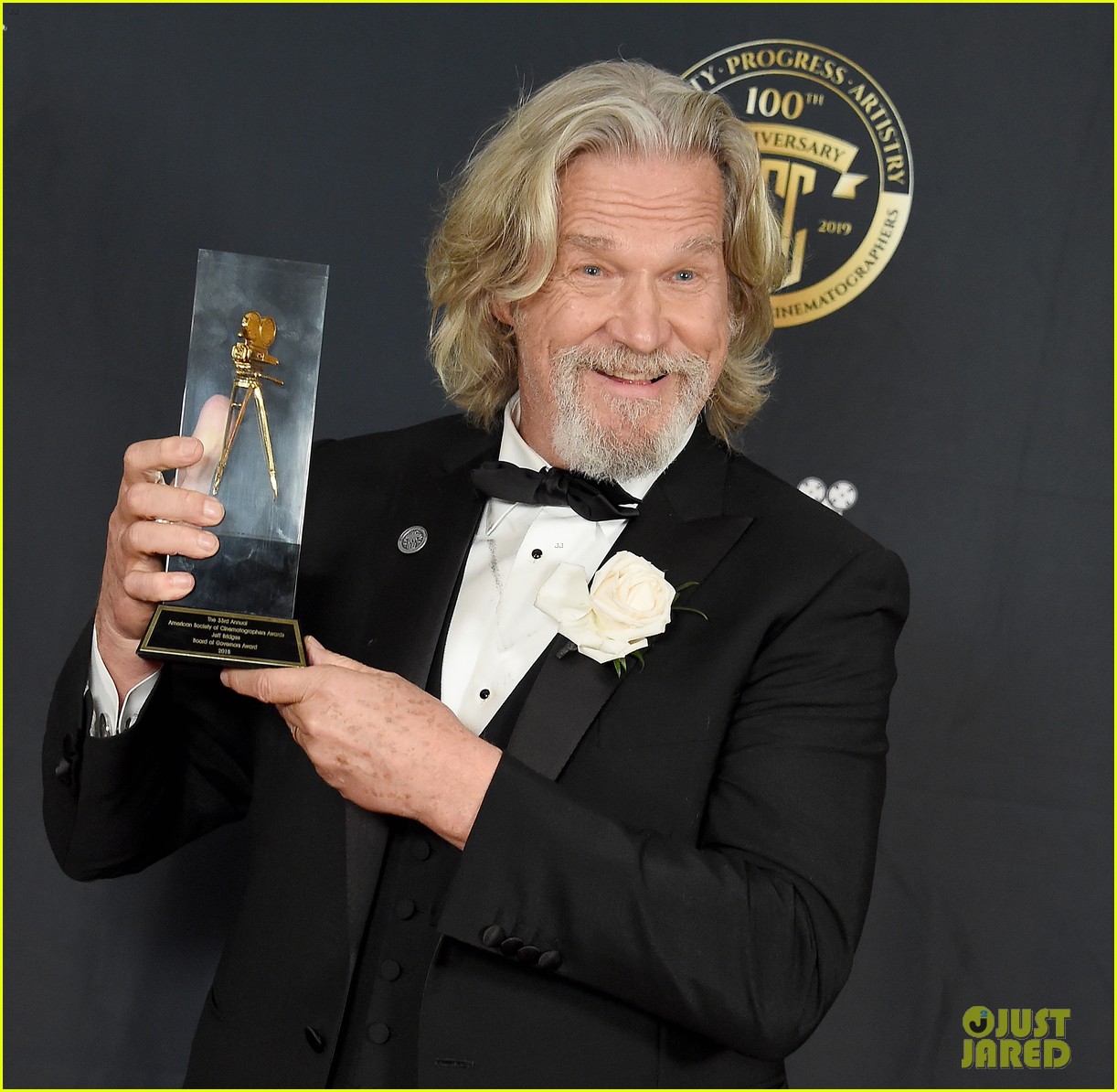 Jeff Bridges Says Battling COVID-19 Made His Cancer Fight 'Look Like a Piece of Cake'