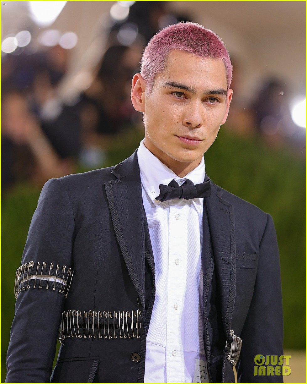 Gossip Girl's Evan Mock Showed Up at Met Gala 2021 in a Full Leather Face Mask