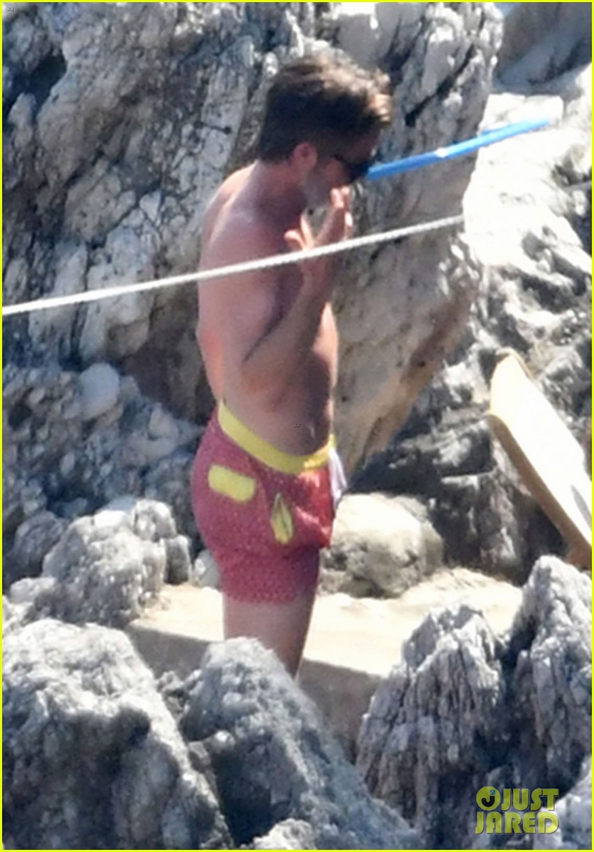 Chris Pine Shows Off Toned Back Muscles While On A Birthday Trip in Italy