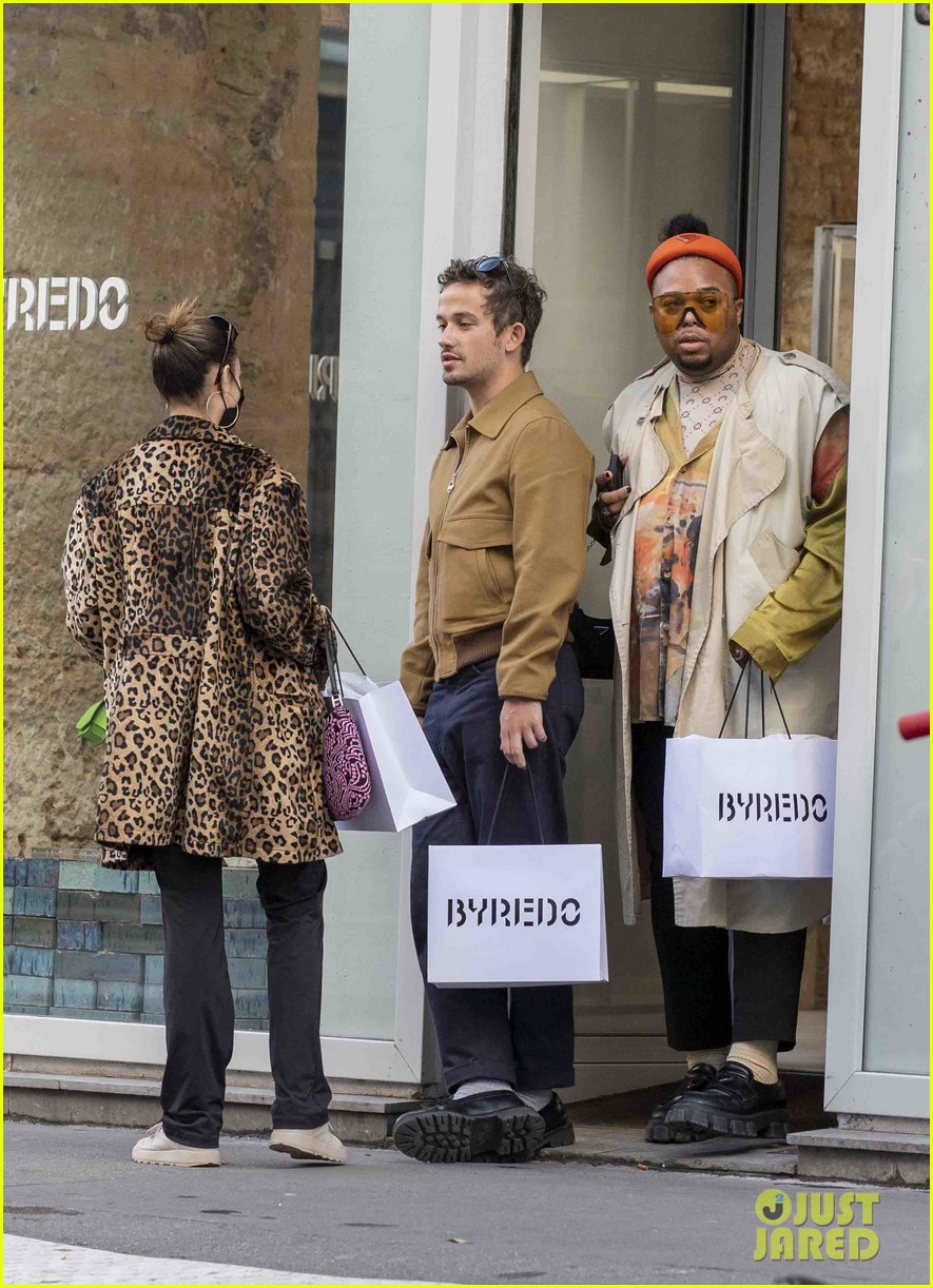 'Gossip Girl' Star Eli Brown Spends the Day Shopping with Friends in Paris